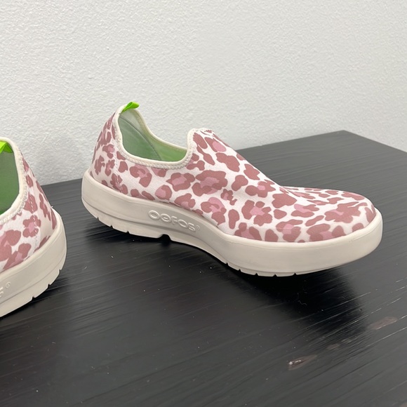 OOFOS oomg eezee 10 Women's Pink and White Slip-On Shoes - Picture 8 of 13